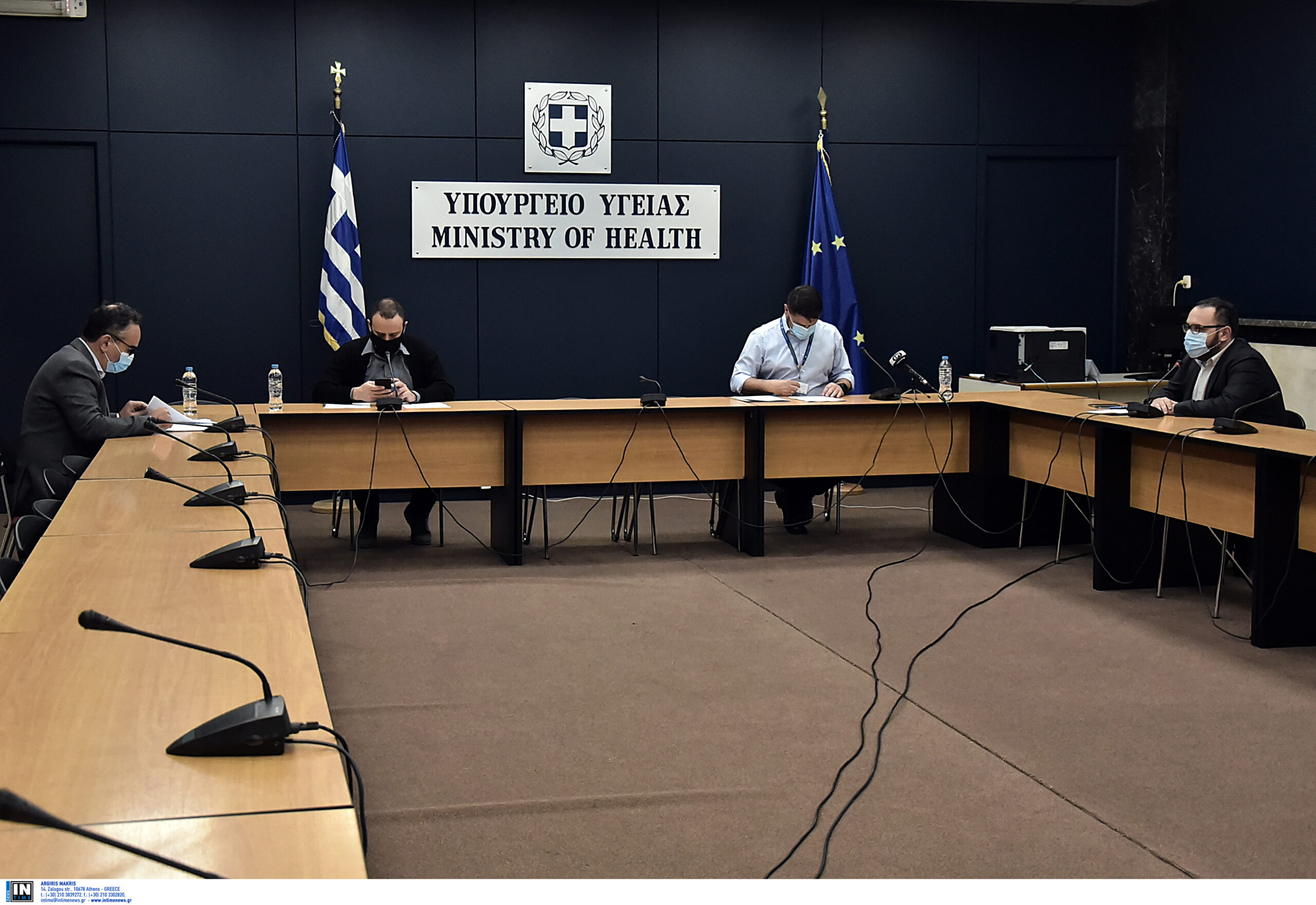 Κορωνοϊός – Παπαευαγγέλου: «Έχουμε πόλεμο» – Μαγιορκίνης: «Εξαιρετικά βαρύ το ιικό φορτίο στη Β. Ελλάδα»