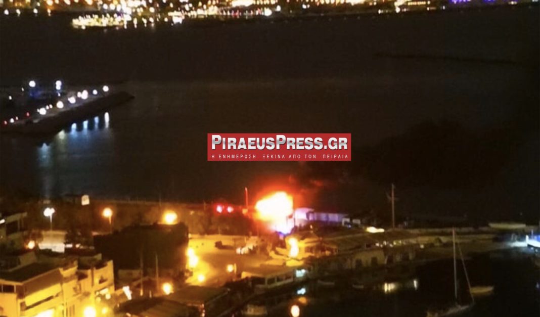 Σκάφος τυλίχθηκε στις φλόγες στο Μικρολίμανο (Βίντεο)
