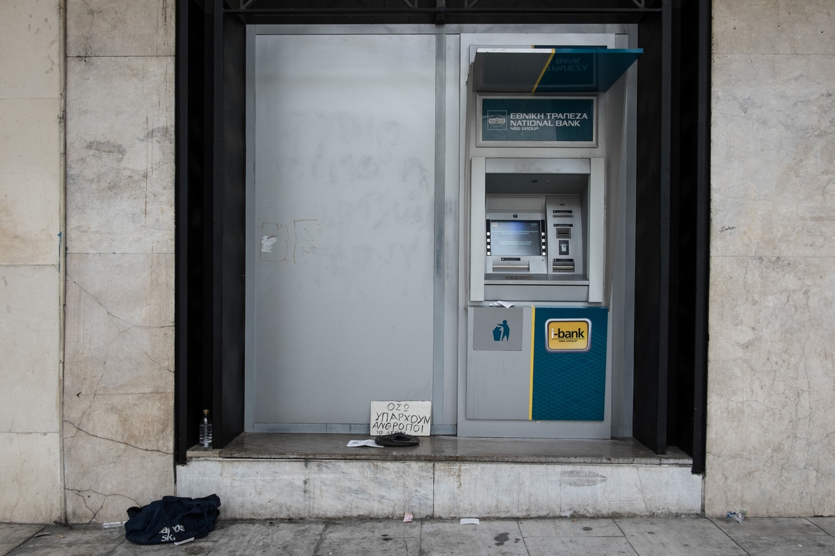 Απόπειρα διάρρηξης ΑΤΜ με λοστούς στον Άλιμο τα ξημερώματα