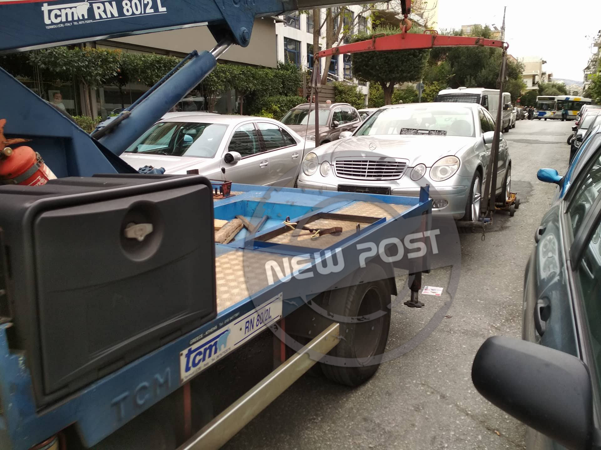 Ελλάς το μεγαλείο σου: Παράτησε τη Mercedes στη μέση του δρόμου για 45 λεπτά