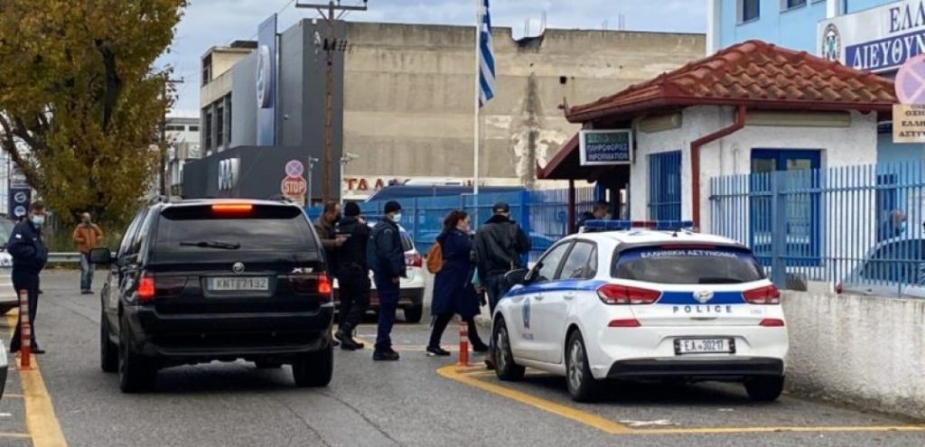 Θεματοφύλακες του Συντάγματος: Οι ανεμβολίαστοι έχουν… φυσική ανοσία στον κορωνoϊό, λέει ο επικεφαλής τους