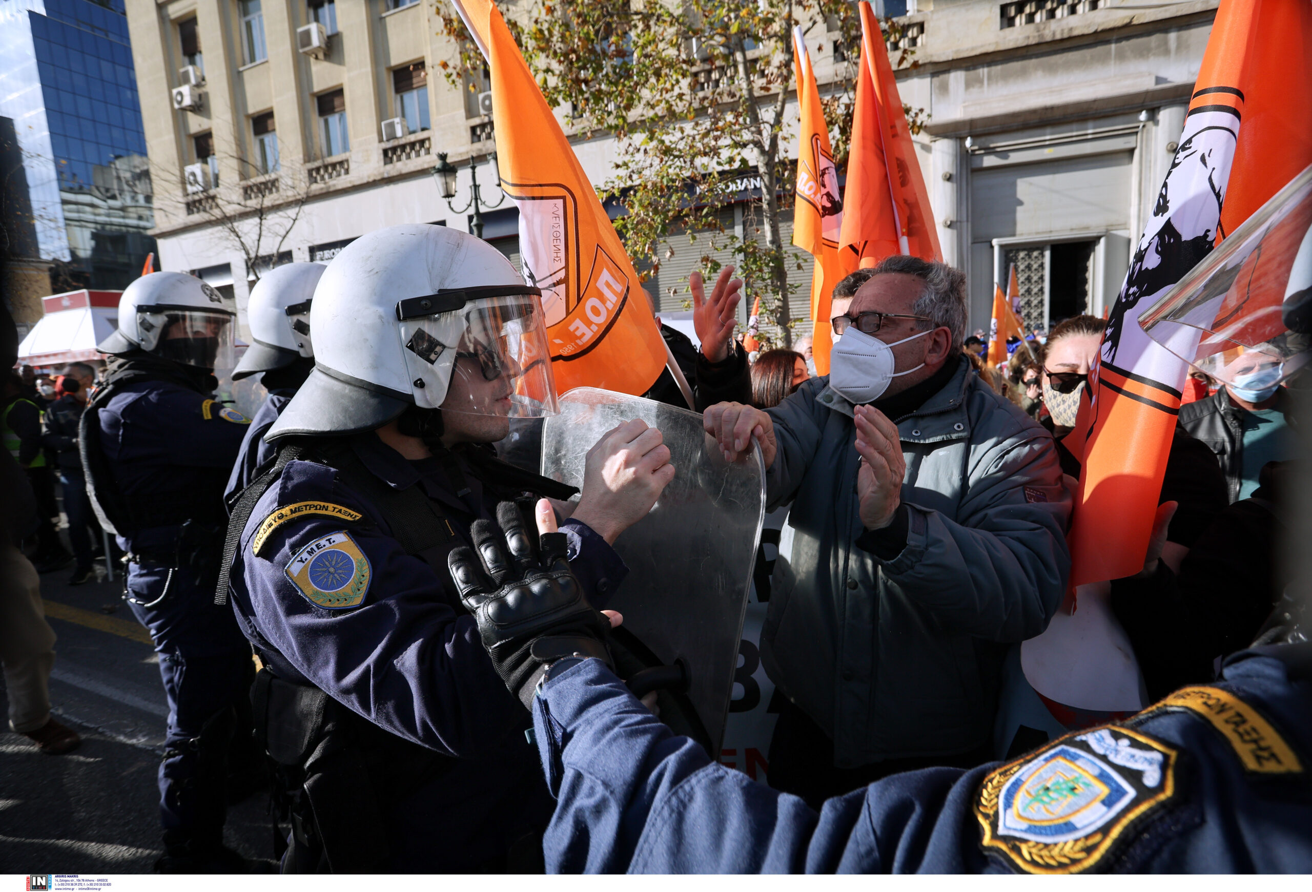 Επεισόδια σε συγκέντρωση υγειονομικών – Κλειστή η οδός Πανεπιστημίου (Βίντεο)