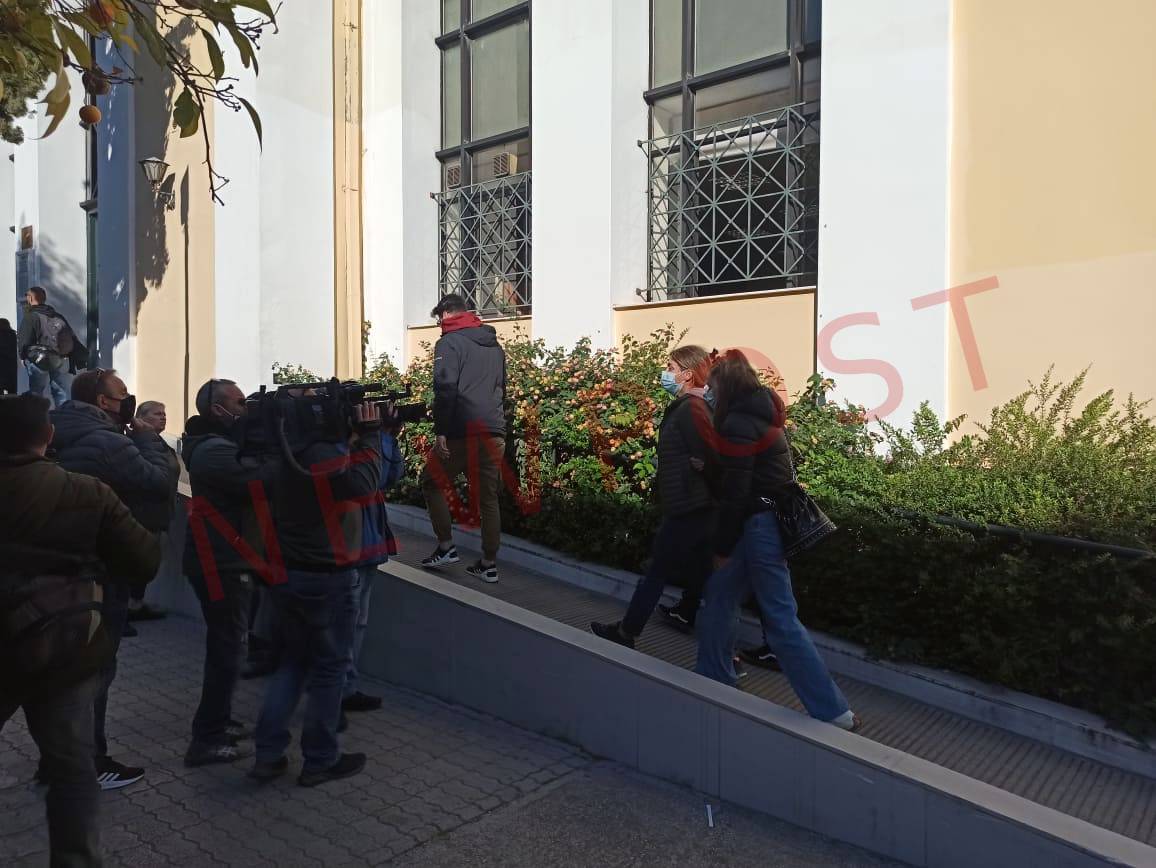 Χαλάνδρι: Βαριές κατηγορίες στην 49χρονη – Ποινική δίωξη για σωρεία αδικημάτων – Τι φώναζε μπαίνοντας στον ανακριτή