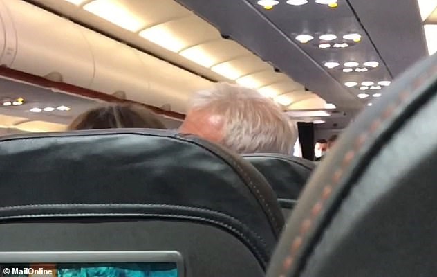 Κορωνοϊός – Χαμός σε πτήση: Αρνητής της μάσκας κάνει κήρυγμα σε συνεπιβάτες και τις «τρώει» από τη σύζυγό του