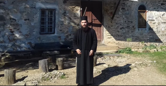 Κοινοτάρχης Αγίας Βαρβάρας Βέροιας για ιερέα με βιτριόλι στον Alpha 98,9: Κυνηγούσε ηλικιωμένη με καδρόνι –  Απειλούσε πως θα σκοτώσει τον νέο ιερέα