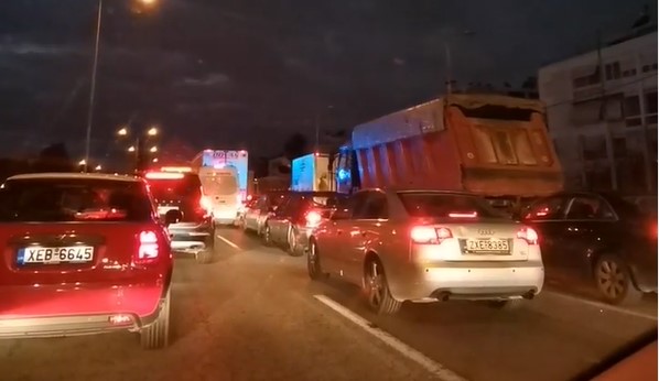 Ταλαιπωρία… με το καλημέρα στον Κηφισό – Ουρές χιλιομέτρων λόγω τροχαίου