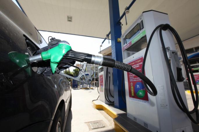 Καύσιμα: Έπεσε το Brent, αλλά η αποκλιμάκωση στην αντλία θα γίνει με «ρυθμούς χελώνας»