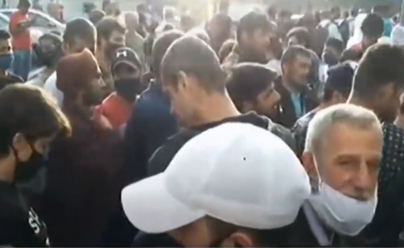 Το αδιαχώρητο έξω από την Υπηρεσία Ασύλου – Αποκλειστικές εικόνες στο «Εκτός Γραμμής» (Βίντεο)