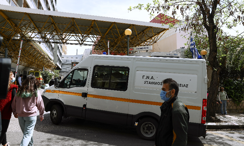 «Γονατίζουν» τα νοσοκομεία: Στα όριά του το ΕΣΥ – Η «Όμικρον» χτυπά και τους υγειονομικούς