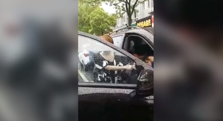 Γυναίκα σέρνει έξω από το… μαλλί την ερωμένη του άνδρα της!