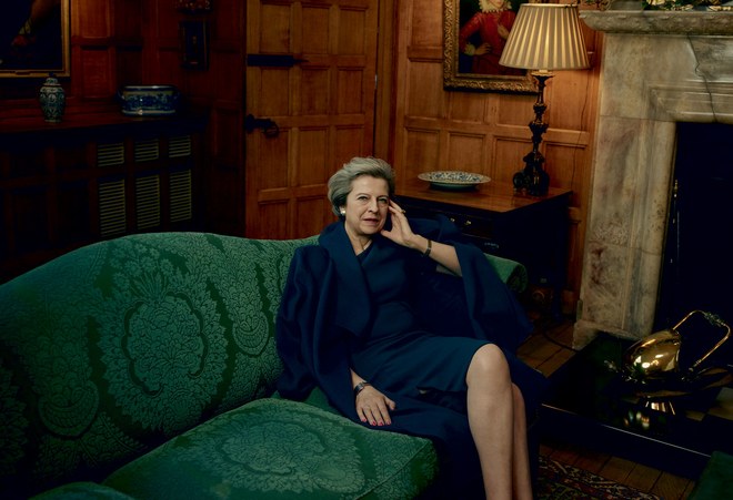 Τερέζα Μέι στη Vogue για τον σύζυγό της: Δεν τον νοιάζει να στέκεται ένα βήμα πίσω