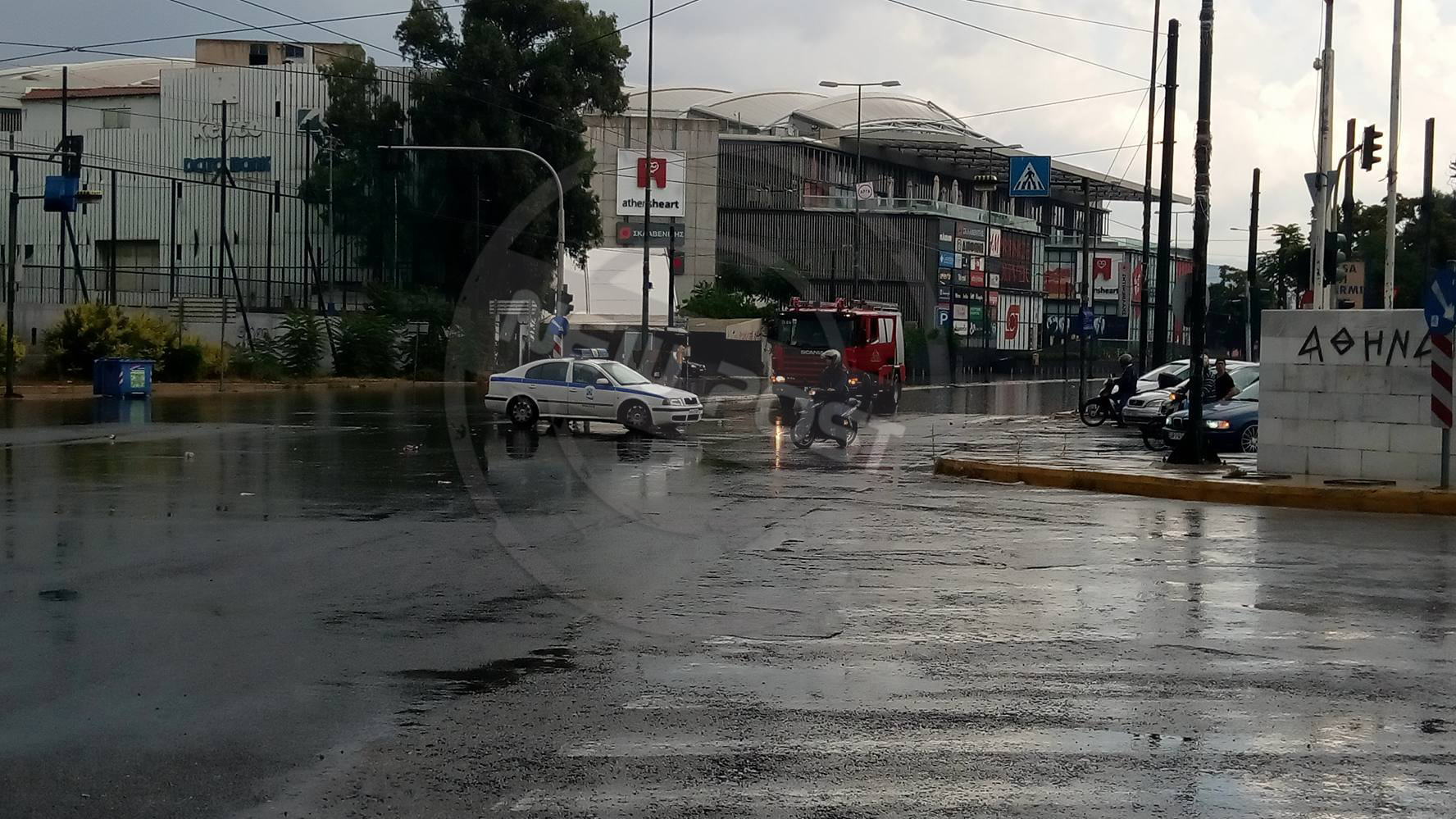 Προβλήματα στην κυκλοφορία στην Αθήνα λόγω της βροχόπτωσης – Ποιοι δρόμοι έκλεισαν