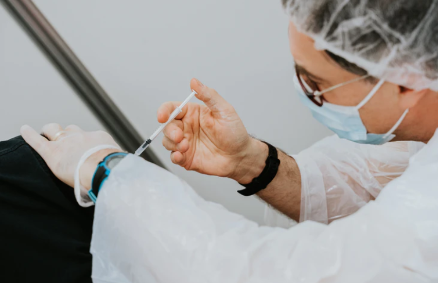 Κορωνοϊός – Εμβόλια mRNA: Πόσο πιθανό είναι να προκαλέσουν καρδιακά προβλήματα;