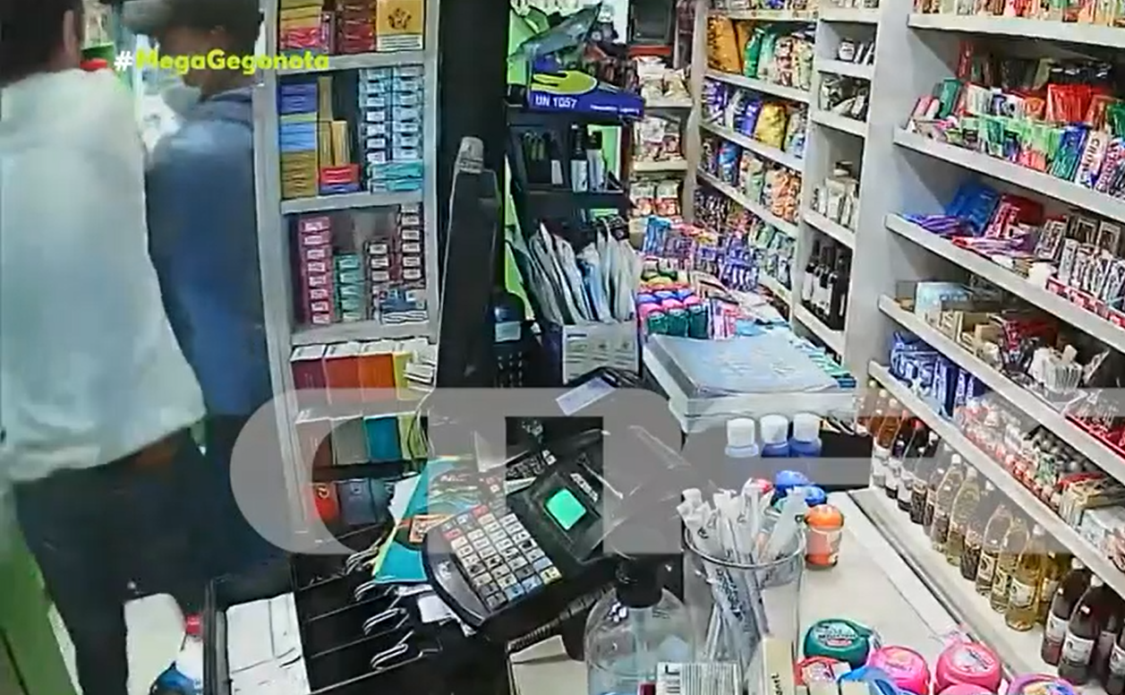 Μάχη σώμα με σώμα αδίστακτου ληστή με υπάλληλο σε μίνι μάρκετ – Σοκαριστικό βίντεο