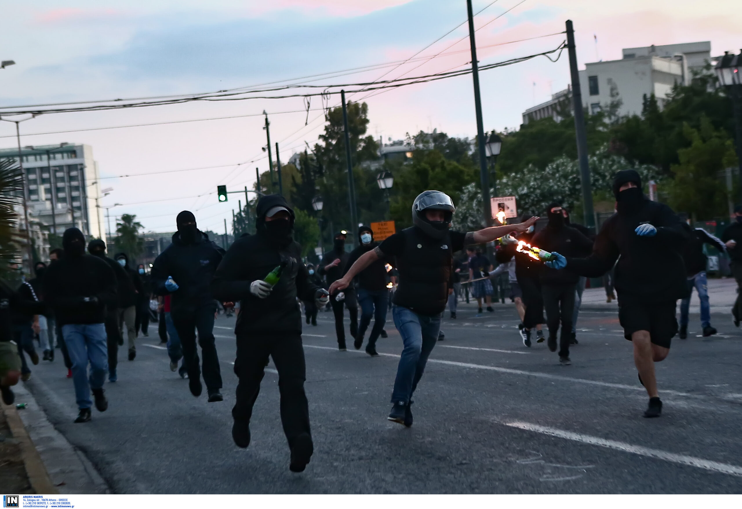 Στον εισαγγελέα οι συλληφθέντες για τα επεισόδια στην Αθήνα – Οι κατηγορίες που αντιμετωπίζουν