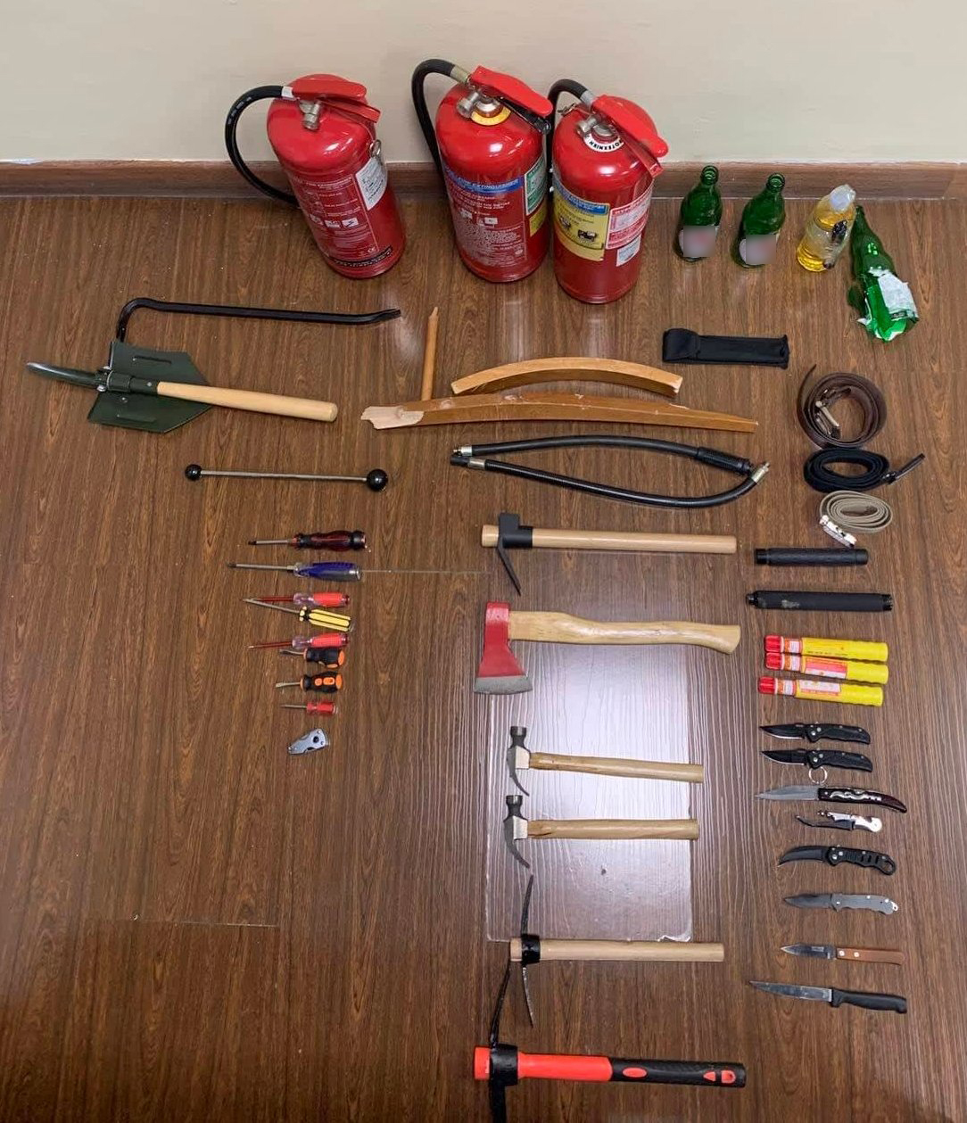 Σουγιάδες, κατσαβίδια και τσεκούρι στην κατοχή των χούλιγκαν – 27 ανήλικοι μεταξύ των συλληφθέντων (φωτό)