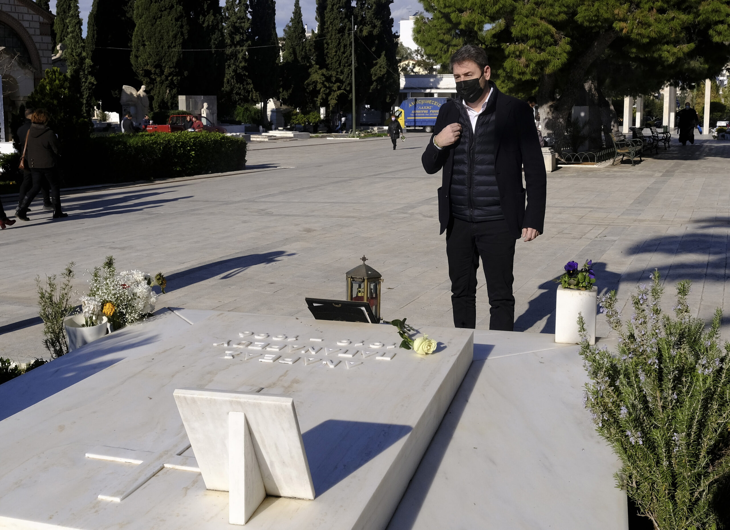 Νίκος Ανδρουλάκης: Άφησε ένα λουλούδι στον τάφο της Φώφης Γεννηματά (φωτό)