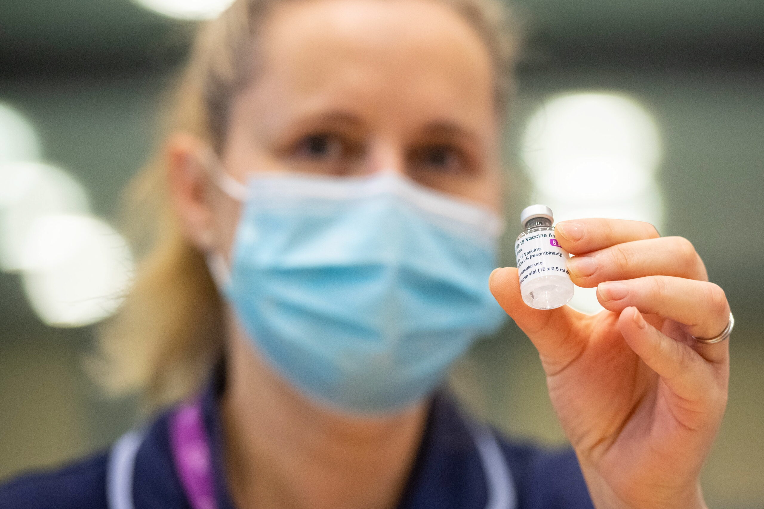 Στα χαρακώματα ΕΕ – AstraZeneca: Η Κομισιόν ζητά εξηγήσεις για τη μείωση στις προμήθειες του εμβολίου