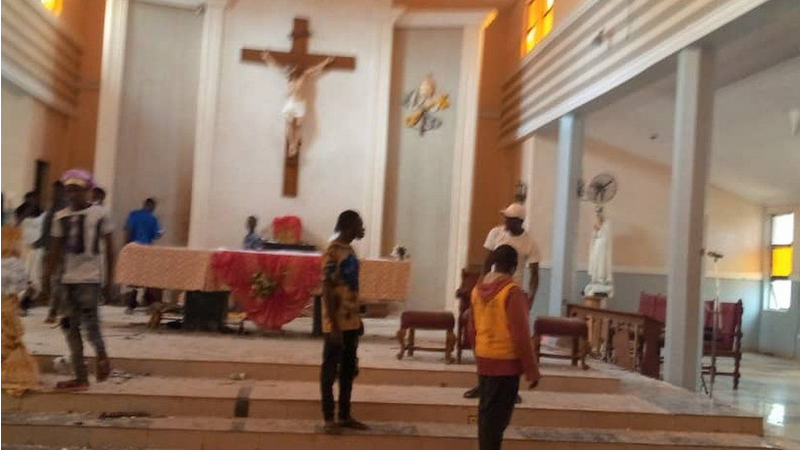 Μακελειό στη Νιγηρία: Επίθεση ενόπλων σε καθολική εκκλησία – Τουλάχιστον 50 νεκροί (ΣΚΛΗΡΕΣ ΕΙΚΟΝΕΣ)