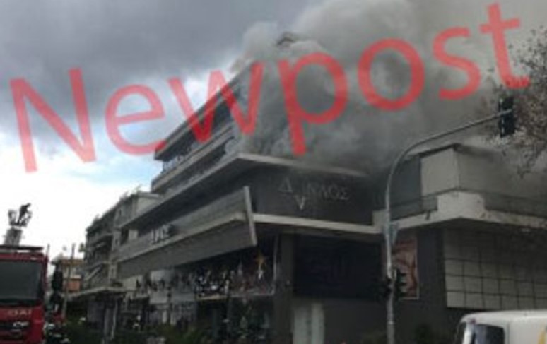 Σοβαρές ζημιές στο πολυκατάστημα στο Χολαργό από τη φωτιά: Παραμένει πυροσβεστική στο σημείο