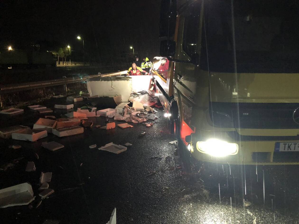 Απίστευτο τροχαίο στα Τρίκαλα: Γέμισε με… ψάρια η Εθνική Οδός (φωτογραφίες)