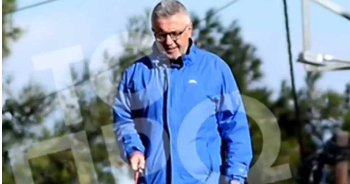 Στάθης Παναγιωτόπουλος: Φωτογραφίες που τον δείχνουν να απολαμβάνει τη βόλτα με τον σκύλο του