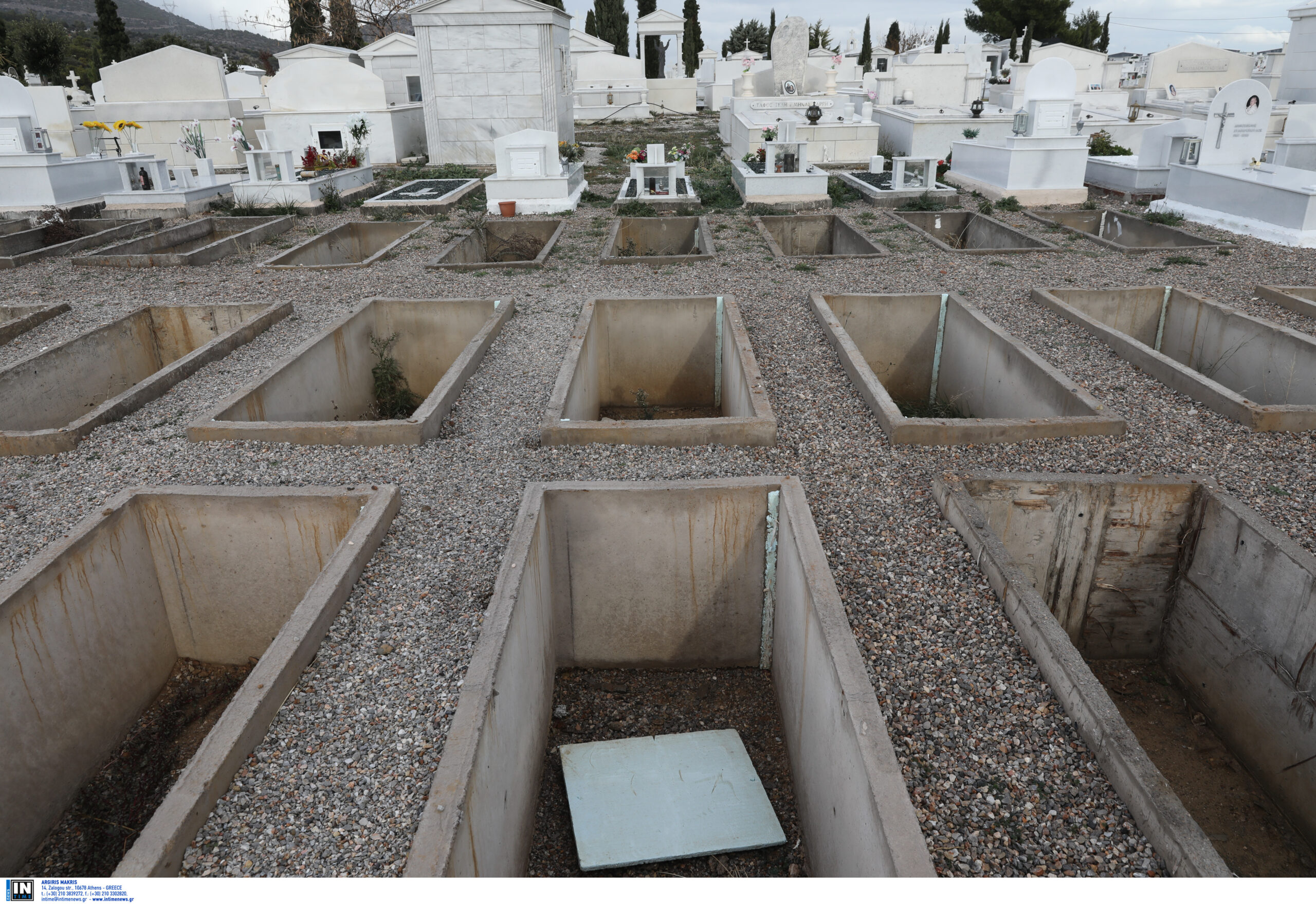 Ελλάδα: Ρεκόρ νεκροτομών στη χώρα – Αρνητές του κορωνοϊού ζητούν την εκταφή  συγγενών τους