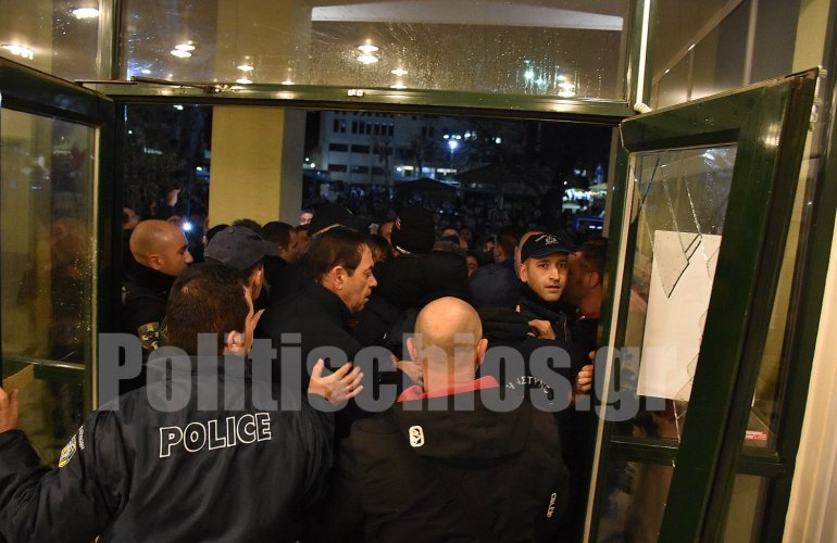 Επεισόδια στο δημαρχείο Χίου για το μεταναστευτικό – Αποδοκιμασίες κατά Μηταράκη (Bίντεο)