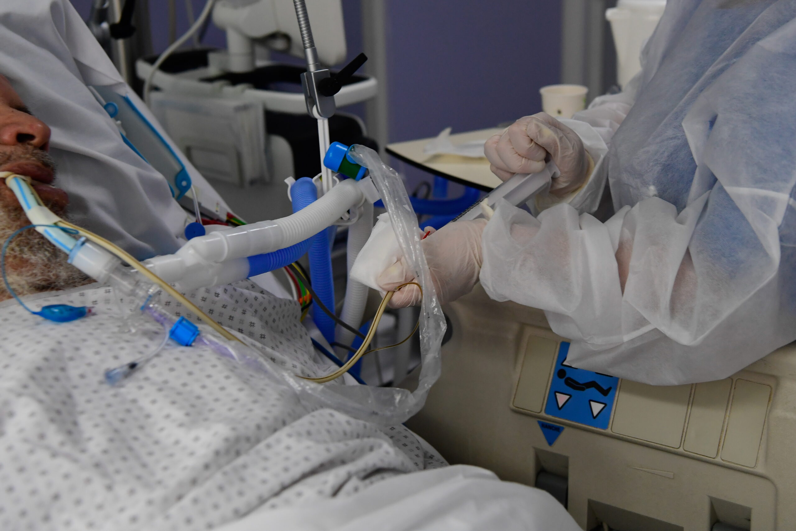 «Καμπανάκι» ECDC για πρόωρη άρση μέτρων: Πιθανή αύξηση κρουσμάτων και θανάτων λόγω των γιορτών