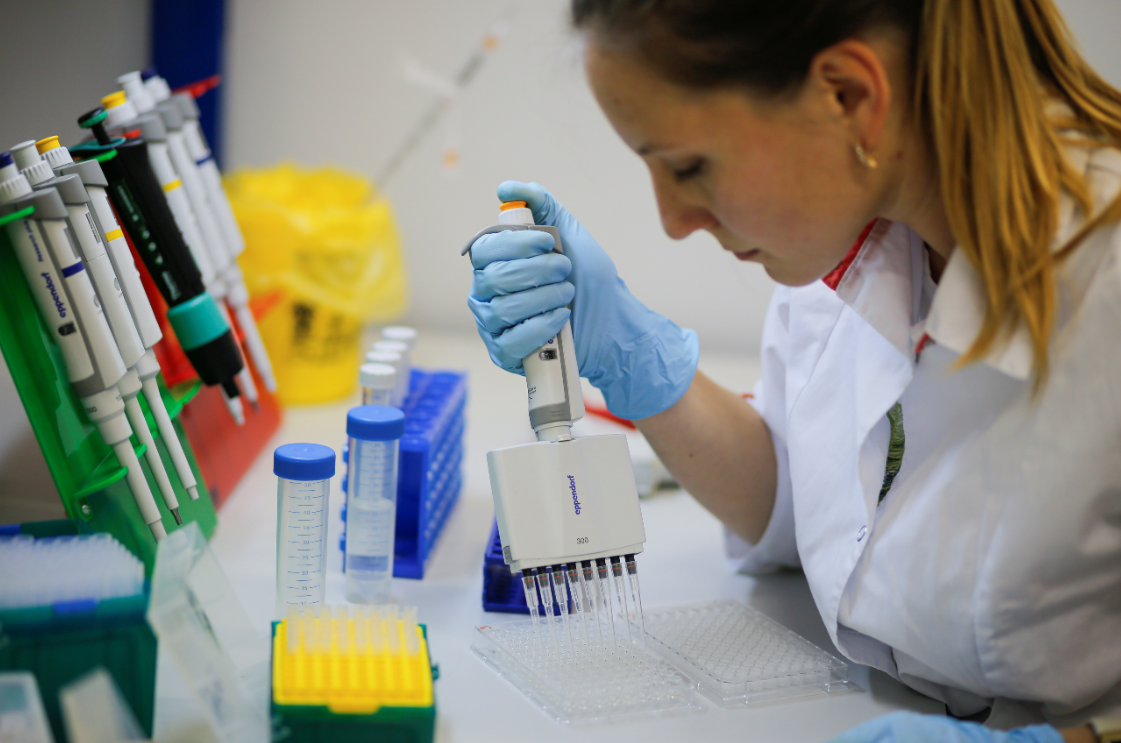 Κορωνοϊός: Παρενέργειες εμβολίου AstraZeneca και αποζημιώσεις – Τι συμφώνησε η εταιρεία με την ΕΕ
