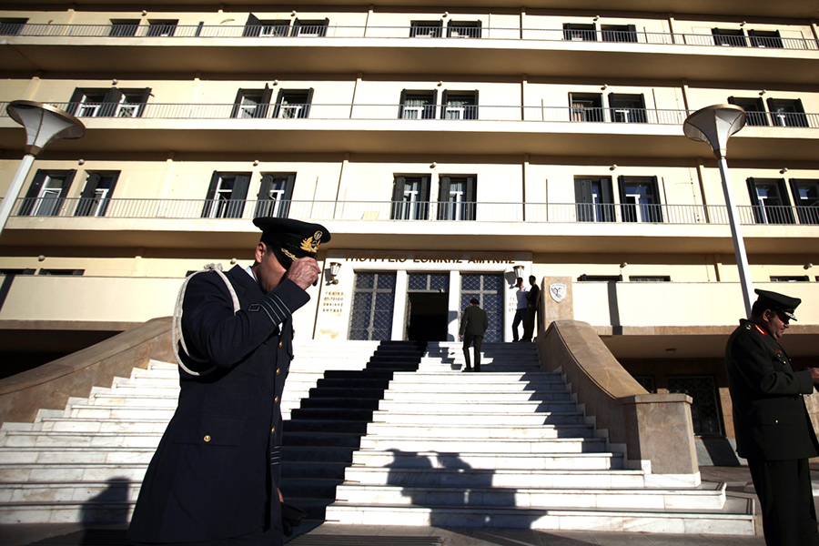 Οργή της αντιπολίτευσης για την εισβολή του «Ρουβίκωνα» στο υπ. Άμυνας – «Ξήλωσε» τη φρουρά ο Π. Καμμένος