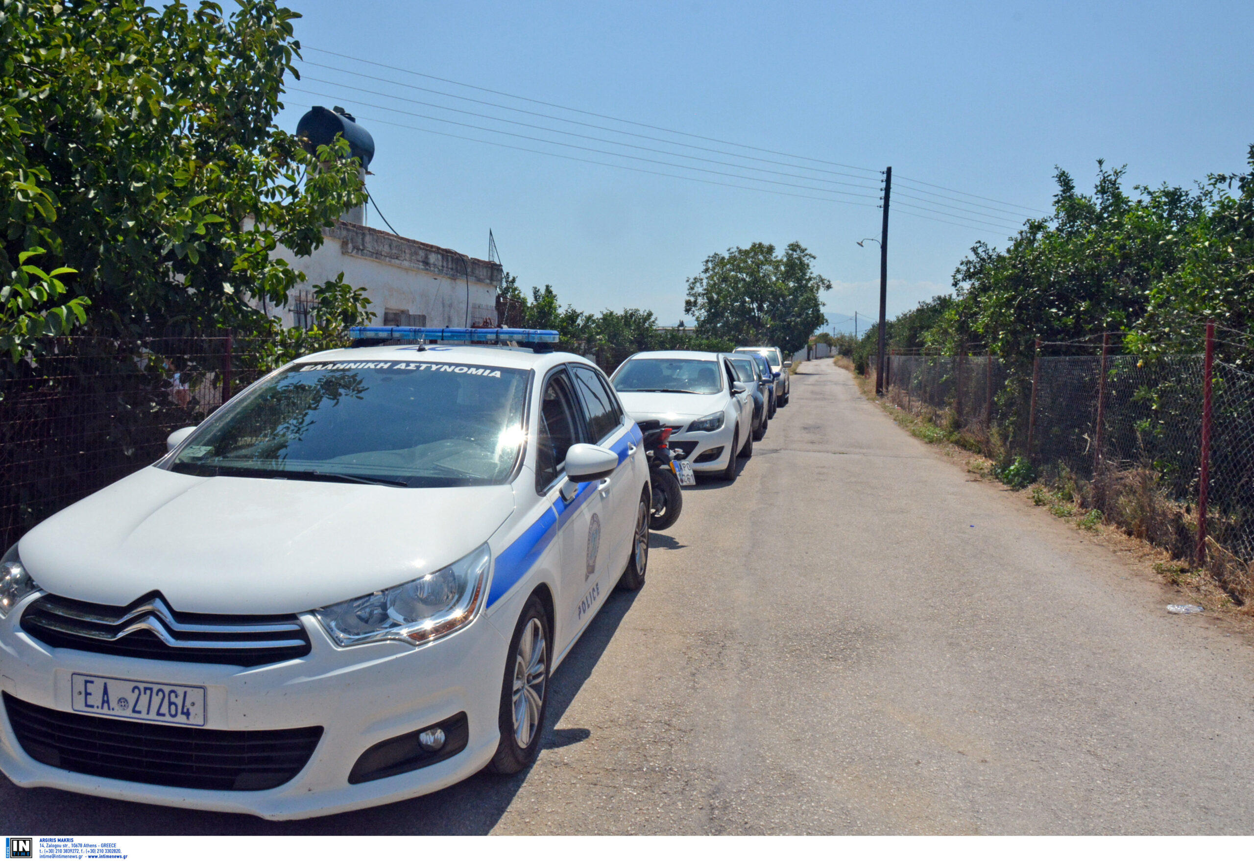Επίθεση σε περιπολικό που πήγε να διαλύσει συνάθροιση στην Πλατεία Νερού – Ένας τραυματίας αστυνομικός