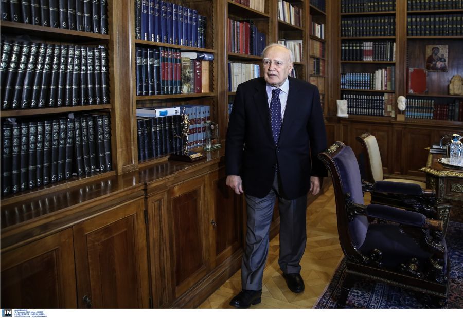 Κάρολος Παπούλιας: Όταν έκανε άλμα επί κοντώ με κοντάρι από μπαμπού