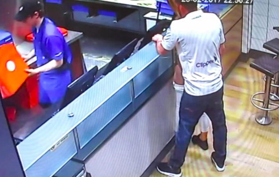 Παθιασμένο ζευγάρι κάνει σεξ μέσα σε πιτσαρία την ώρα που υπάλληλοι ετοιμάζουν την παραγγελία τους!