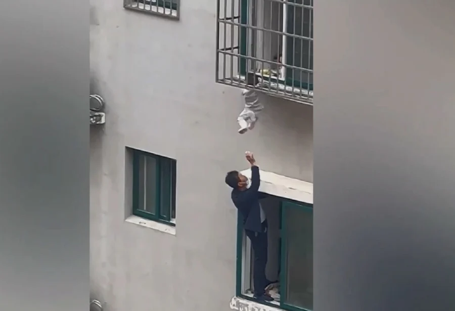 Αγόρι έπεσε από μπαλκόνι στην Κίνα