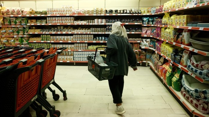 Μικρή μείωση των τιμών στα σουπερμάρκετ
