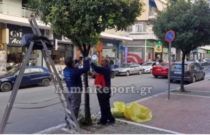 Δημοτικοί υπάλληλοι στολίζουν τα δέντρα στη Λαμία
