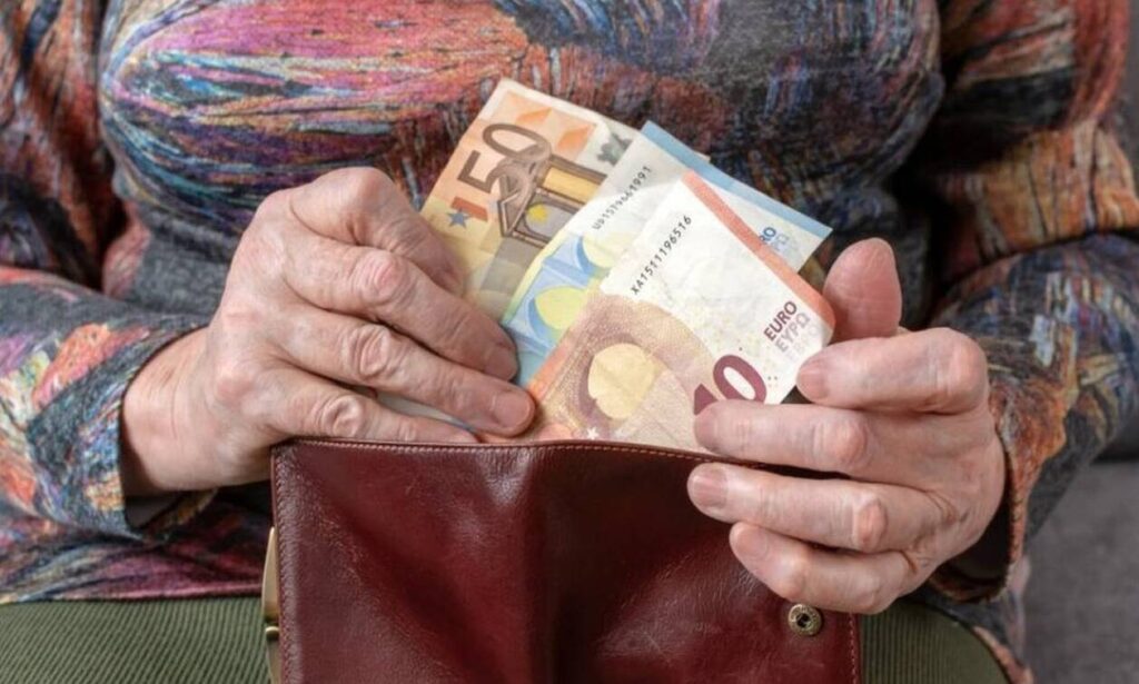 πορτοφόλι με λεφτά από σύνταξη