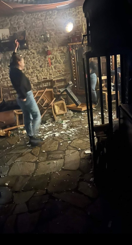 Λάρισα: Γνωστό μαγαζί έκλεισε μετά από 20 χρόνια και τα έσπασε όλα! (Φωτό & Βίντεο) 4 2 6