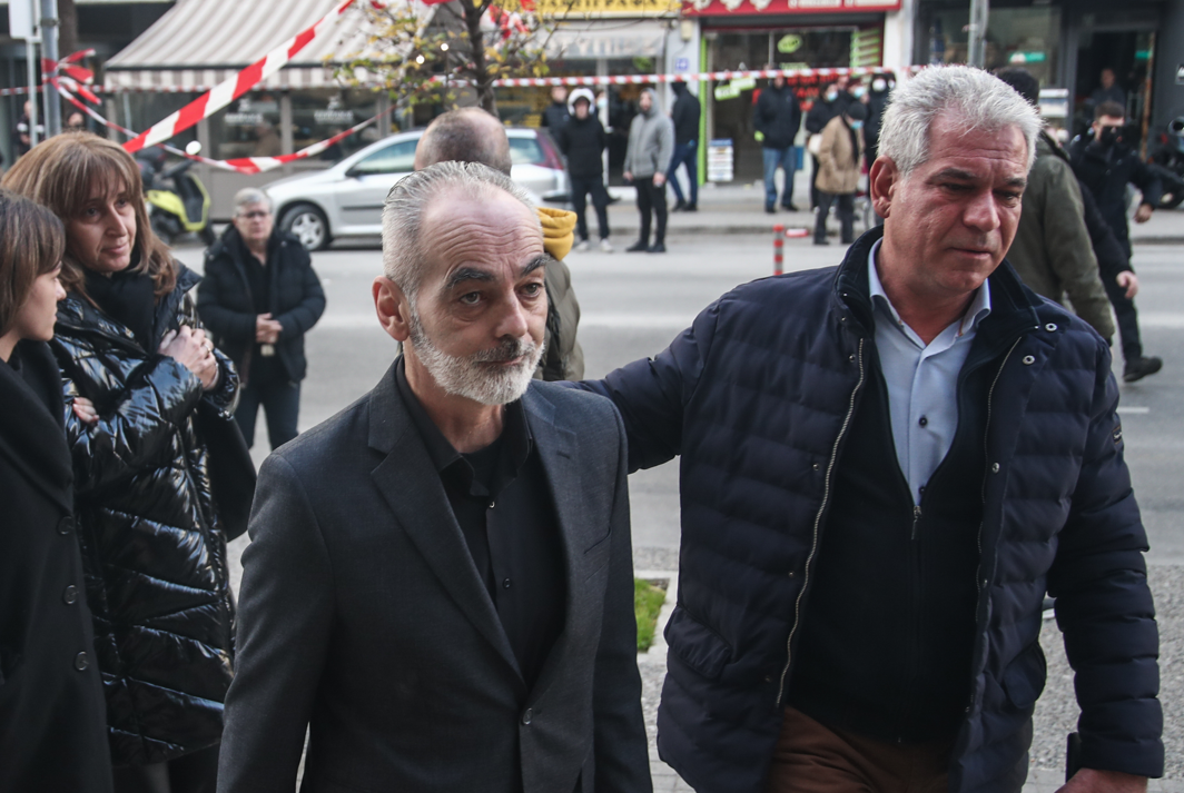 Δίκη για τη δολοφονία του Άλκη: Στα δικαστήρια οι 12 κατηγορούμενοι – «Τώρα θα μιλήσει η Δικαιοσύνη» δηλώνουν οι γονείς του (Βίντεο)