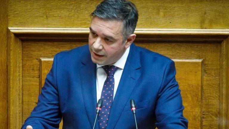Θέμης Χειμάρας: Η παραίτηση και οι πολιτικές αντιδράσεις – «Οπλίζει και πυροβολεί» κατά του Μαξίμου η αντιπολίτευση