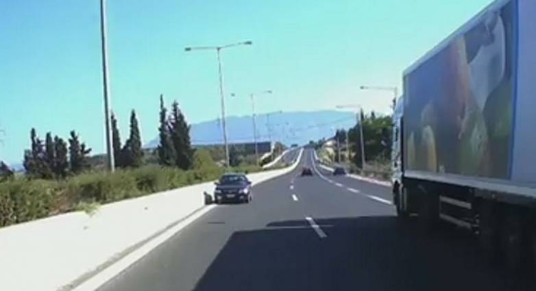 Αχαΐα: Γιαγιά-κασκαντέρ 91 ετών οδηγούσε ανάποδα στην εθνική οδό, προκάλεσε τροχαίο, το έσκασε και στο τέλος συνελήφθη
