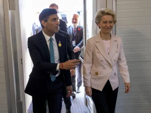 Brexit: «Έδωσαν τα χέρια» Σούνακ με Φον ντερ Λάιεν για τη Βόρεια Ιρλανδία