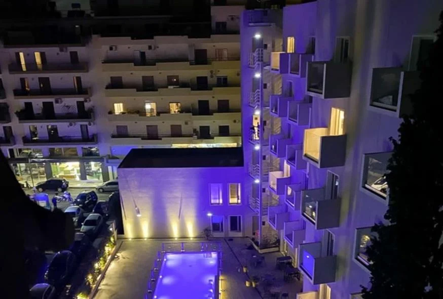 Πάτρα – Αγωνία για τον 18χρονο που έπεσε από μπαλκόνι: Τι εξετάζουν οι αρχές – Αφέθηκαν ελεύθερες οι δύο 19χρονες που τον φιλοξενούσαν