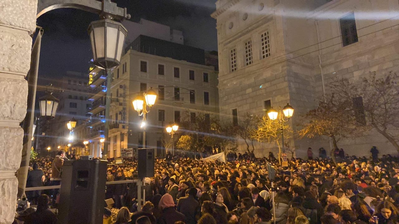 Εμμένει στις κινητοποιήσεις του ο καλλιτεχνικός κόσμος – Μεγάλη συγκέντρωση διαμαρτυρίας έξω από το Εθνικό Θέατρο