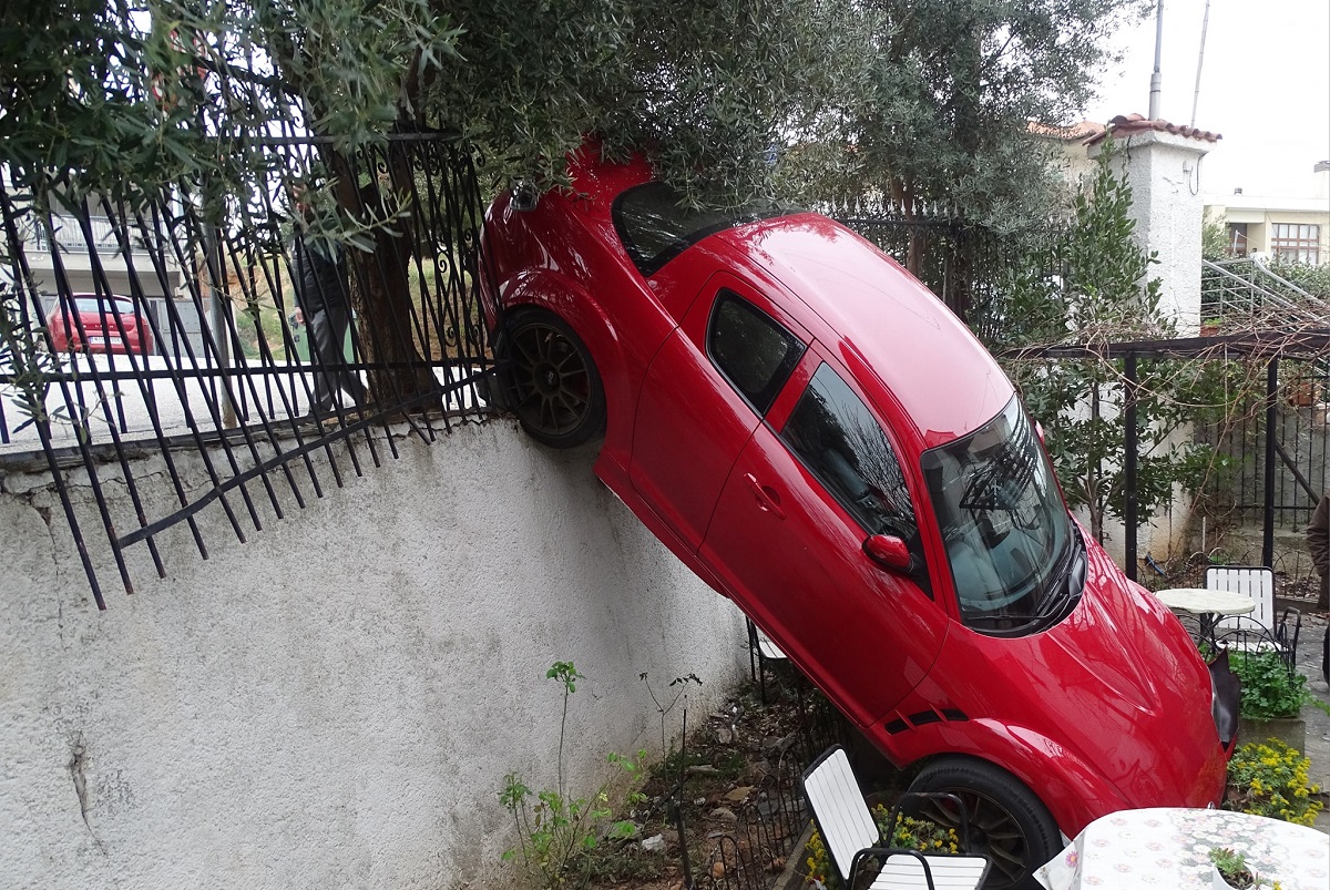 Θεσσαλονίκη: Αυτοκίνητο κατέληξε σε… αυλή σπιτιού στο Πανόραμα