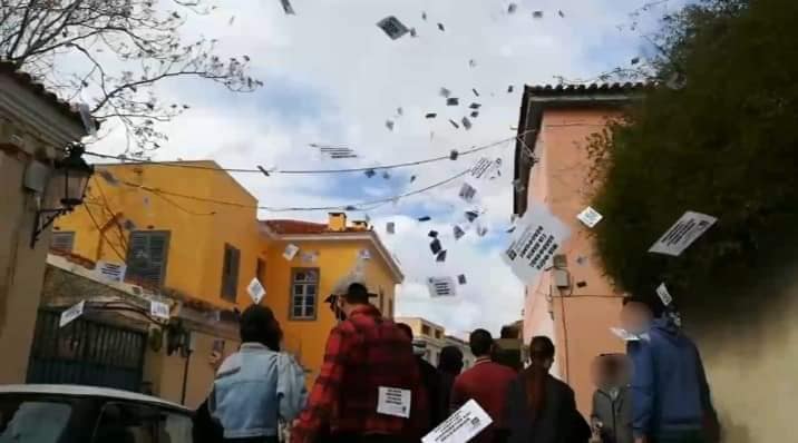 Πλάκα: Παρέμβαση Ρουβίκωνα στο σπίτι του Κώστα Αχ. Καραμανλή