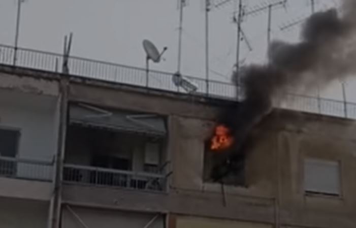 Καλαμαριά: Φωτιά σε διαμέρισμα πολυκατοικίας – Μεγάλη κινητοποίηση της Πυροσβεστικής (Βίντεο)