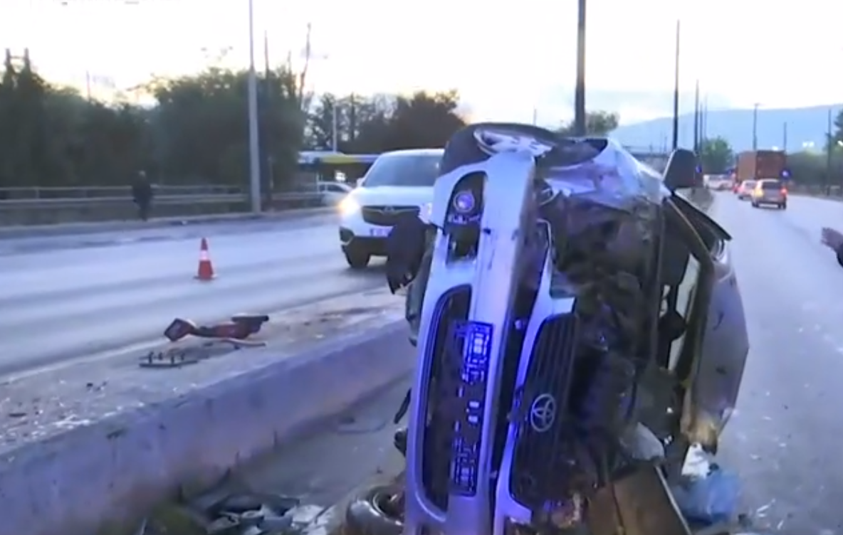 Αυτοκίνητο έπεσε στις μπάρες και αναποδογύρισε στην Πέτρου Ράλλη (Βίντεο)