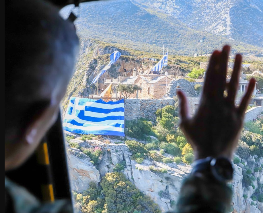 Κωνσταντίνος Φλώρος: To «ευχαριστώ» του αρχηγού ΓΕΕΘΑ σε μοναχό του Αγίου Όρους που ευλογεί τους πιλότους